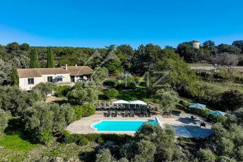 Just at few minutes from the center of the beautiful village of Gordes, charming traditional stone house restored with quality and comfort. A large south-facing terrace offers a splendid living environment. The park - garden planted with around one h...