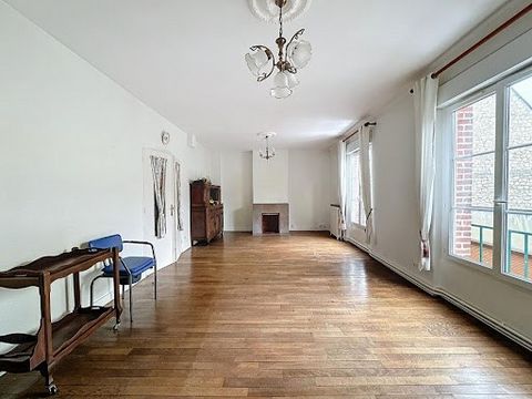 EXCLUSIVITE Situé en plein coeur d'Abbeville, cet appartement de 84.69 m² se trouve au 1er étage d'une copropriété calme avec syndic bénévole. En bon état, il offre un cadre de vie agréable et pratique, à proximité immédiate des commerces, écoles et ...