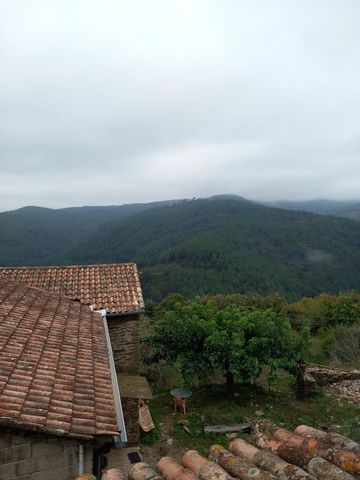 Découvrez cette charmante maison de village, pleine de potentiel, située à seulement 20km au nord d'Alès, exposée plein sud, offrant un cadre de vie agréable et lumineux. Nombreux travaux de rénovation à prévoir , permettant de personnaliser l'espace...