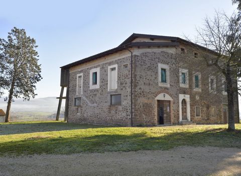 Ferme Artena (RM)   Ensemble immobilier à vendre composé d’une ferme avec terrain, bâtiments et une carrière actuellement en désaffectation. En particulier, l’ensemble de la propriété se compose de parcelles de terres arables et de vignobles d’enviro...