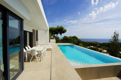 Diese beeindruckende und moderne Villa befindet sich in einer ruhigen Gegend, wo sie Privatsphäre und einen spektakulären Blick auf das Meer, die schöne Stadt Calpe und den emblematischen Peñon d'ifach bietet. Die Villa befindet sich auf einem Grunds...