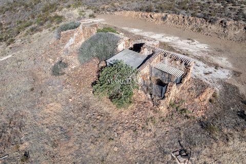 Landelijk stuk grond van 29569 m2 met een ruine van ongeveer 221 m2 in Odiáxere,Lagos. Met de korte afstand van de stad Lagos en haar prachtige stranden zou dit uw kans kunnen zijn uw huis te bouwen in een landelijke omgeving. Het stuk grond heeft ee...