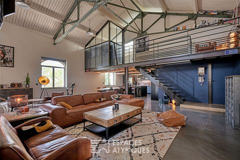 Lassen Sie uns den ganzen Geist atypischer Räume in diesem spektakulären Loft von mehr als 170 m2 Carrez (184 m2 auf dem Boden) auf den Höhen von Sommières finden. Dieser einzigartige Raum ist das Ergebnis der kürzlichen und sehr erfolgreichen Sanier...