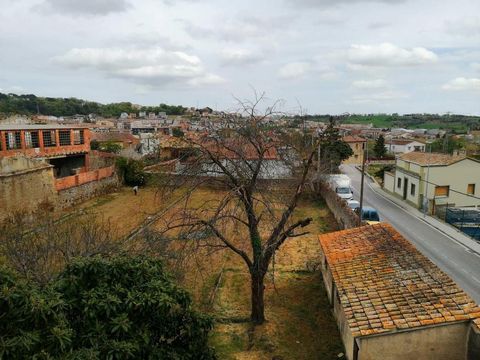 1.249,55 m2 libres de edificaciones~Es una parcela de forma casi rectangular con frente a calle de 41,92 ml. Con fachada a la Ctra. De Vilavenut.~Según el POUM se puede edificar planta baja más dos alturas, unos 36 metros de fachada por 14 metros de ...