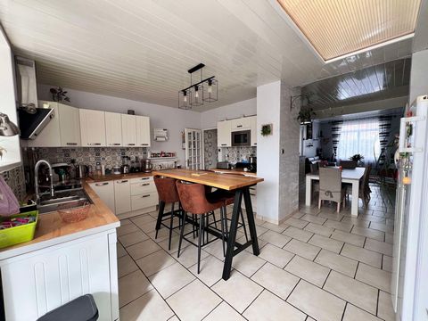 EXCLUSIVELY IN YOUR ACT'IMMO CALAIS AGENCY Discover this beautiful townhouse with beautiful volumes including entrance hall, living room opening onto a large fully fitted and equipped kitchen, separate toilet; On the 1st floor, the landing leads to 2...