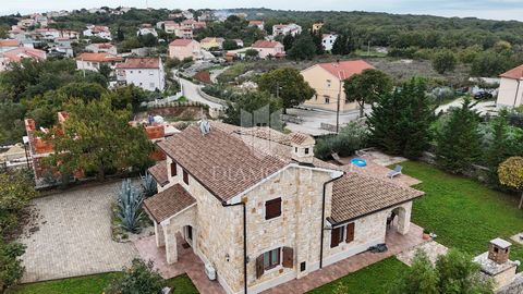 Location: Primorsko-goranska županija, Krk, Vrh. Splendida villa in pietra a Krk con piscina privata e grande giardino Situata nei tranquilli dintorni della città di Krk, questa affascinante villa in pietra è stata costruita nel 2015, con una superfi...