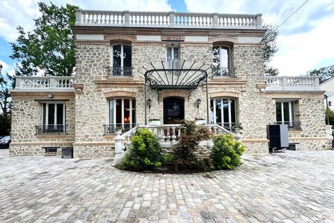 Devenez les heureux propriétaires dune demeure dexception, la plus majestueuse et ancienne bâtisse du début du XXe siècle de Beauchamp ! Au cur du prestigieux quartier de La Chasse, cette propriété rare et élégante s'étend sur un parc de plus de 1300...