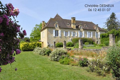 A 17 km de Sarlat, magnifique domaine de plusieurs bâtiments en pierre (4) avec la présence de 2 piscines, 2 jacuzzis, un sauna sur un parc arboré de 2ha5, exploité commercialement. La propriété principale est un ancien manoir restauré avec goût data...