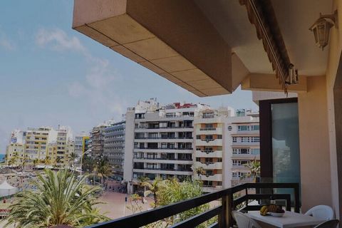 The house in Las Palmas de Gran Canaria has 3 bedrooms and capacity for 6 people. Comfortable and spacious 160 m² accommodation, located on the beach front, with sea and mountain views. The property is located 10 m from Playa de Las Canteras sand bea...