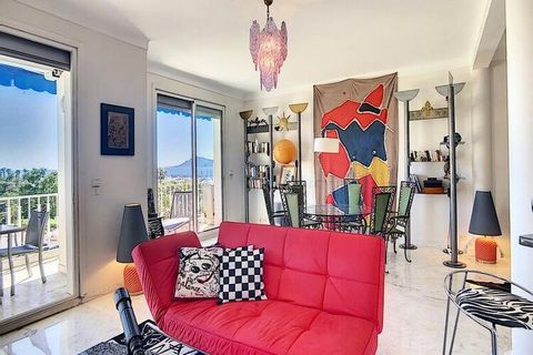 Ce magnifique et charmant appartement 3 pièces, bénéficie d’une situation exceptionnelle sur la Croisette. Array Situé en étage élevé, vous profiterez d’une incroyable vue sur la mer, les collines de l'Estérel et le port Canto. Entièrement climatisé,...