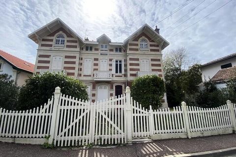 Magnifique studio de 24 mètres carrés situé à Arcachon. ArrayD'une superficie de 24 mètres carrés, son emplacement proche de toutes les commodités ne pourra que vous plaire. Passez un bon séjour ! Situé au 1er étage sans ascenseur, ce studio plein de...