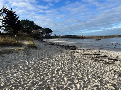 Sur la commune de Trégunc, à 150 mètres de la plage de Pouldohan, je vous invite à venir découvrir cette jolie maison de 1973 édifiée sur un terrain clos de 762m2 environ. Au rez de chaussée : l'entrée dessert le salon / séjour traversant donnant sur...