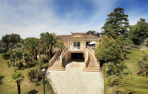 Située dans la charmant village de Baigts (40380) dans le Sud Ouest de la France, à une heure des plages d’Hossegor et à 30 min de Dax, cette magnifique propriété offre un cadre de vie paisible et très confortable en pleine campagne. Cette spacieuse ...