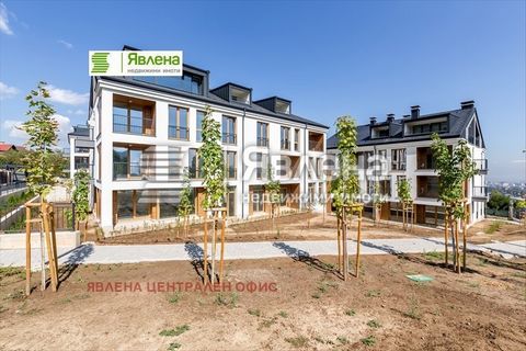 Appartement de trois chambres avec AKT 16 ! Excellente disposition et vues panoramiques de chaque chambre. L’accès se fait par une rue nouvellement goudronnée. L’appartement a une hauteur sous plafond de plus de 4 m et est réparti sur 192 m². Comme l...