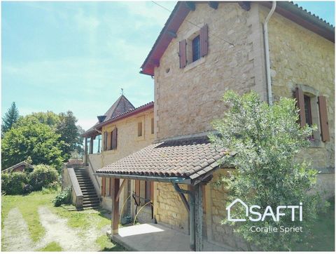 Coralie Spriet vous présente cette belle maison de garde barrière en pierre de 141 m2 et ses 4 chambres sur 3 niveaux, avec jardin clos sur terrain de 1483 m2, proche de tous commerces, collège et écoles, aux portes de Saint-Cyprien et à deux pas de ...