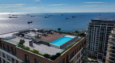 Ervaar luxe wonen met panoramisch uitzicht op zee in Istanbul Introductie van een prestigieus pand met 3 slaapkamers en 1 woonkamer in de iconische ontwikkeling BuyukYali , een van de meest gewilde locaties van Istanbul. Deze prachtige residentie lig...