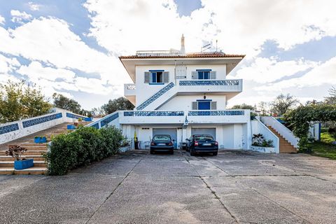 Dieses Haus befindet sich in einer tollen Lage, in einer ruhigen Wohngegend. Es ist perfekt, um einen komfortablen Lebensstil zu genießen. Es gibt fünf geräumige Schlafzimmer, darunter eine Suite, und vier Badezimmer, darunter eines mit Badewanne. Es...