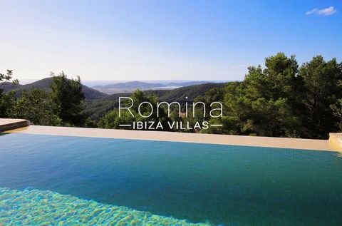 Tourist License - Beautiful and charming authentic finca completely renovated located on top of a hill, between Ibiza Town and the town of San José. Unique location. The renovation was carried out respecting the style of the estate, with wooden windo...