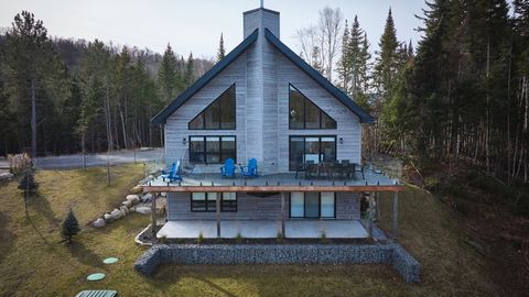 Schönes Ferienhaus aus dem Jahr 2023 mit 3 Schlafzimmern, einem hellen Zwischengeschoss und Blick auf den schiffbaren Provost Lake und die umliegenden Berge. Genießen Sie den direkten Zugang zum See für Wasseraktivitäten sowie eine ideale Lage in der...