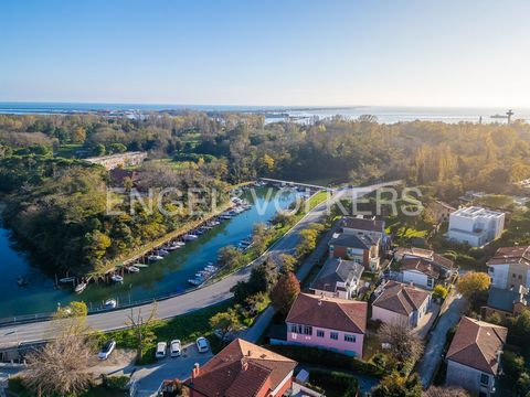 Ort: Municipality Lido-Pellestrina, Venedig Der Lido von Venedig ist ein beliebter Badeort für Venezianer und Touristen aus Italien und der ganzen Welt, der für sein kristallklares Wasser und seine schönen Strände geschätzt wird. Der Jugendstil prägt...