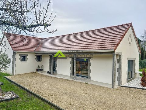 Votre Petite Agence Guéret vous propose en plein coeur d'AHUN, cette maison d'habitation de plain-pied récente et habitable de suite! Sur un terrain arboré et entièrement clos, elle se compose d'une entrée sur grand salon-séjour, une cuisine ouverte,...