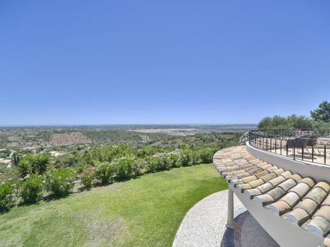 Quinta soberba com vista mar, com terreno de 52.960m2, situada no cimo de uma colina, permitindo uma vista extraordinária de 360 °. No coração do Algarve, estrategicamente bem situada perto de tudo, numa zona tranquila em plena natureza. São 600m2 de...