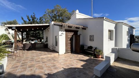 Propriété méditerranéenne avec un intérieur spacieux et légèrement rustique. Au niveau de l'entrée, une salle de réception mène à une cuisine ouverte spacieuse avec une grande salle à manger qui est à moitié ouverte sur le salon. De là, on accède à l...