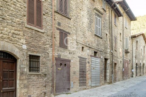 DESCRIZIONE PROPRIETA Nel cuore del centro storico di Gubbio proponiamo questa proprietà nel quartiere di San Pietro, la zona più antica e ricca di storia della città. Questa soluzione cielo-terra con ingresso indipendente è il perfetto equilibrio tr...