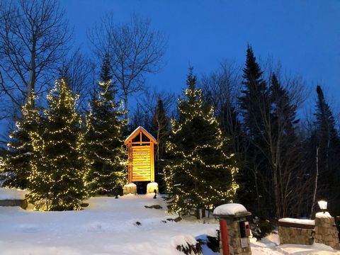 Eingebettet zwischen zwei der schönsten Dörfer der Laurentianer lädt Sie dieses private Anwesen, das von einem Familienunternehmen verwaltet wird, ein, in einer ruhigen Umgebung zu leben, die durch einen bewachten Eingang und Überwachungskameras gesi...