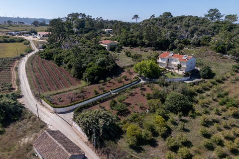 Huis met 5 slaapkamers en grond in Roliça - Bombarral We presenteren deze villa met 5 slaapkamers, gelegen in Roliça, Bombarral, perfect voor grote gezinnen of als een uitstekende investering met potentieel voor ecotoerisme of plattelandstoerisme. Be...