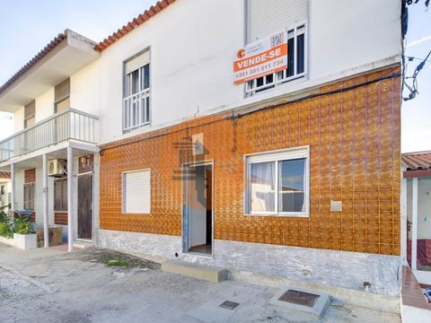 Villa mit vier Schlafzimmern am Eingang von Vila Real de Santo António. Das Erdgeschoss besteht aus einer Küche, einem Hauswirtschaftsraum, einem Wohnzimmer, einem Schlafzimmer mit Fenster und einem komplett renovierten Badezimmer mit Dusche. In der ...