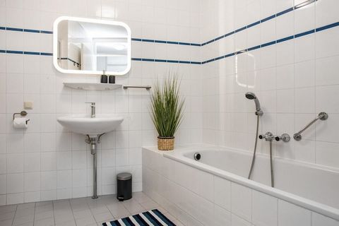 Bienvenido a un encantador apartamento de vacaciones junto al mar, ideal para hasta cuatro huéspedes. Ubicado en la planta baja del complejo, este acogedor apartamento está diseñado para la comodidad y la relajación. La sala de estar decorada con bue...