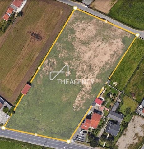 Land met ongeveer 12.000 m2 naast de nationale weg 109 en de ingang van Ovar Sul van de A29, in de gemeente Ovar - Aveiro. Het terrein heeft de bijzonderheid dat het volledig vlak is, met twee fronten, waarvan één met 75 meter. Het pand is haalbaar v...