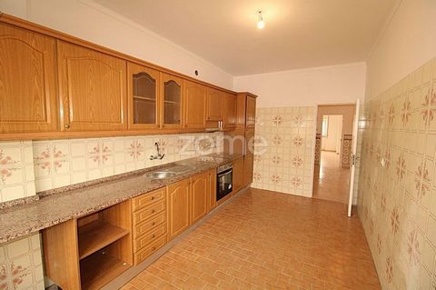 Identificação do imóvel: ZMPT570950 Apresento-vos este apartamento T2, em fase de remodelação, localizado na tranquila Rua José Pedro Nunes, na Baixa da Banheira, Moita, Barreiro....... A sua proximidade a parques e áreas verdes torna o dia a dia mui...