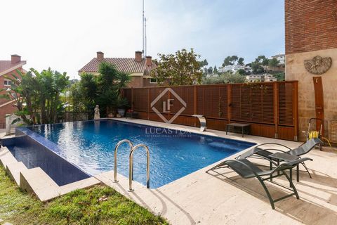 Lucas Fox presents this exclusive 406 m² semi-detached villa located in a private complex in the Can Roca area, in Castelldefels. The property has the highest quality finishes, as well as exclusive features, such as a large private garden with an inf...