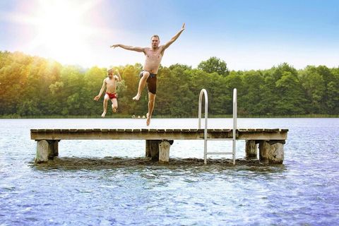 Kinderen welkom! Gezinsvriendelijk vakantiepark midden in het betoverende bos- en merenlandschap van het Mecklenburgse merengebied - direct aan het meer Granzower, halverwege Berlijn en de Oostzee. Het meer is via de Müritz-Havel-waterweg verbonden m...