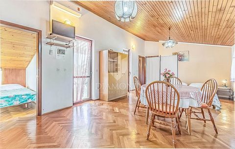 Location: Istarska županija, Medulin, Premantura. Istria, Premantura Right in Premantura, this wonderful apartment is located. Surrounded by family homes and vacation homes in a quiet, dead-end street that guarantees peace and privacy. The sea is onl...