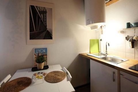 Deze charmante studio van 21 vierkante meter bevindt zich op de 3e verdieping zonder lift in het hart van het levendige 1e arrondissement van Lyon. De studio is perfect voor een individuele reiziger of een stel en beschikt over een gezellige woonkame...