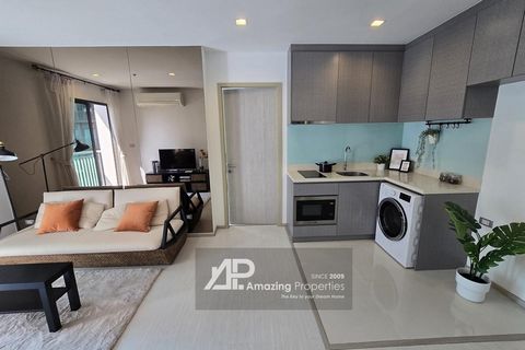 Este condominio de esquina de 54.86 metros cuadrados se encuentra en una planta media alta y cuenta con una cocina abierta con lavadora, un pequeño balcón y 2 dormitorios con 2 baños. Este condominio completamente amueblado está ubicado en un vecinda...