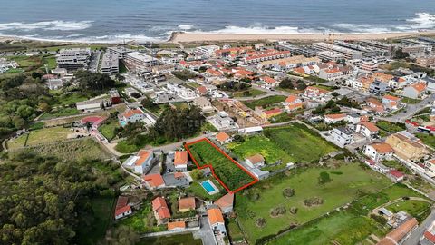 Terrain d'une superficie totale de 1461m2 à 650 mètres de la plage de Canide Sul. Ce terrain pourrait vous permettre de construire la villa de vos rêves ou, si vous êtes à la recherche d'un projet d'investissement, deux villas ou peut-être même quatr...