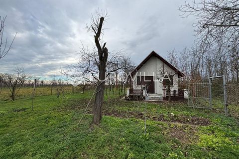 Budrovci, Budrovačko brdo (near Đakovo), cottage with a living area of 26.29 m², a 10 m² basement, and an 18 m² terrace, situated on a 870 m² plot. Built with white brick, the property is well-maintained and moisture-free. It includes an attic space ...