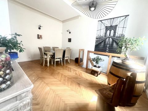 Located 500 meters from the beach, in the center of Beaulieu sur mer, in an Art Deco building with high ceilings, this 142 m2 5-room apartment has been completely renovated to offer modern comfort and quality finishes. Parquet flooring, moldings, 3m4...