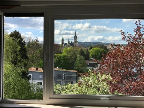 - helle Wohnung mit schöner Aussicht - zentrale Lage in der Innenstadt von Bad Homburg - frisch renoviert - Neue Küche und Möbel - 4. Etage mit Fahrstuhl - komplett ausgestattet, einziehen und wohlfühlen Lage - Top-Lage, zentral und ruhig mitten in B...