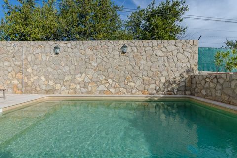 Esta preciosa finca en Alaró ofrece un refugio tranquilo para hasta 6 huéspedes, perfecto para aquellos que buscan unas vacaciones tranquilas rodeados de naturaleza. La propiedad cuenta con una hermosa piscina de cloro donde los huéspedes pueden rela...