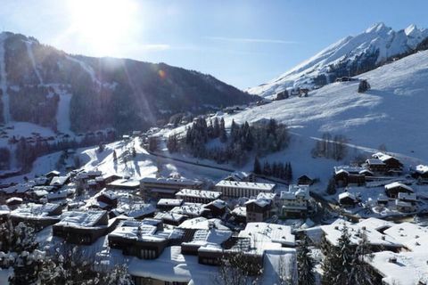 Dieses Anwesen bietet ein gemütliches, 26 m² großes Studio, perfekt für bis zu 4 Personen, im dritten Stock mit Blick nach Süden auf die Aravis-Bergkette. Der Wohnbereich ist mit einem Zweisitzer-Schlafsofa, einem Fernseher und einer Fenstertür ausge...