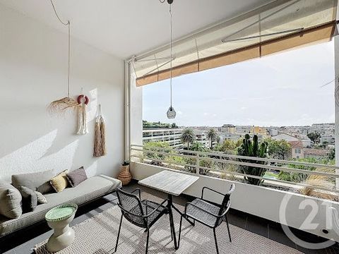 CANNES Gallia, dans une résidence de renom avec gardien, le Gallia historique, magnifique studio de 41m² disposant d'une belle hauteur sous plafond. L'appartement entièrement rénové bénéficie de belles prestations avec une cuisine ouverte sur le salo...