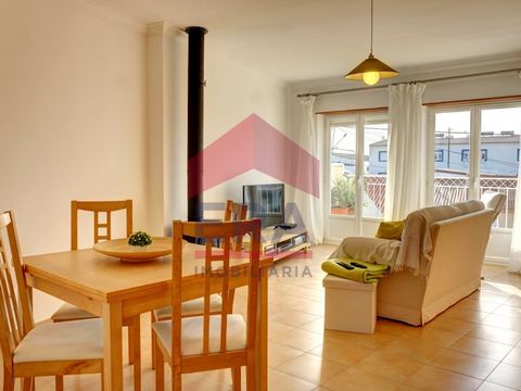 T1+1-Wohnung mit herrlichem Meerblick. Liegt im 2. Stock, ohne Aufzug, bestehend aus einer ausgestatteten Küche mit Zugang zu einem Balkon, Wohnzimmer mit Holzofen und Zugang zu einer Terrasse mit Meerblick, Schlafzimmer mit Einbauschrank und 1 Badez...