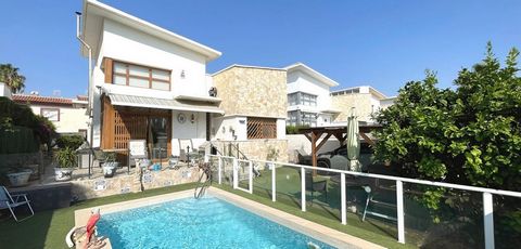 Welcome to this stunning modern villa, built in 2016, located in the heart of Quesada. This spacious 3-bedroom, 2-bathroom home features a master bedroom with an ensuite bathroom for privacy and convenience. The open-plan living area boasts high ceil...