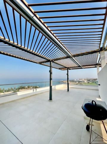 Ervaar het ultieme toevluchtsoord aan de kust in dit charmante penthouse met drie slaapkamers aan het strand in Protaras. Met directe toegang tot de zandstranden en het kristalheldere water biedt dit appartement een perfecte mix van comfort en rust. ...