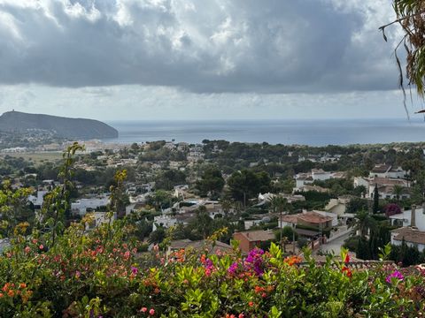 Plot of 900 m2 in the area of Benimeit, Moraira, with a slight slope, magnificent sea views, views of Cap d'Or and Moraira village. It is located in a quiet area, just 5 minutes by car from beaches, coves, and the center of Moraira. Free choice of bu...